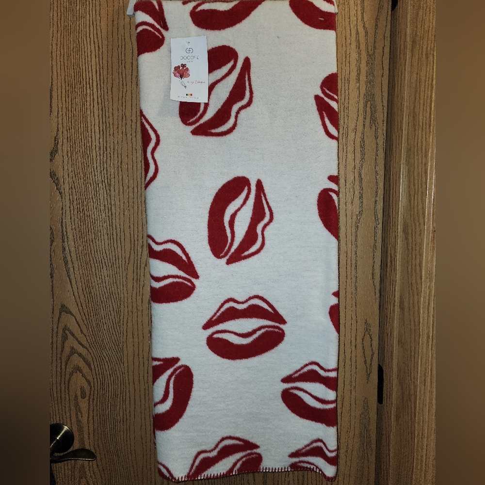 👄✨️Cupcake & Cashmere Red Lip 👄kisses Soft Throw/ Reversible Throw 👄✨️